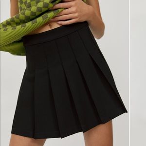 Aritzia olive mini 15” black tennis skirt